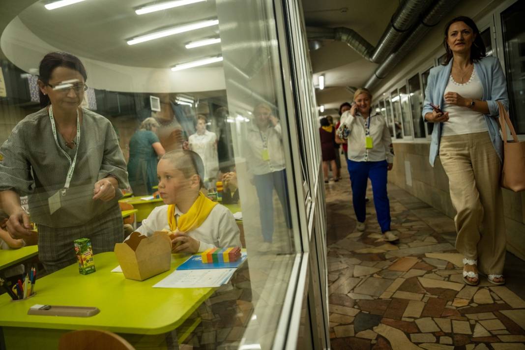 Füze saldırılarının gölgesinde yeni eğitim yılı: Ukrayna'da ilk ders zili metroda çaldı 24